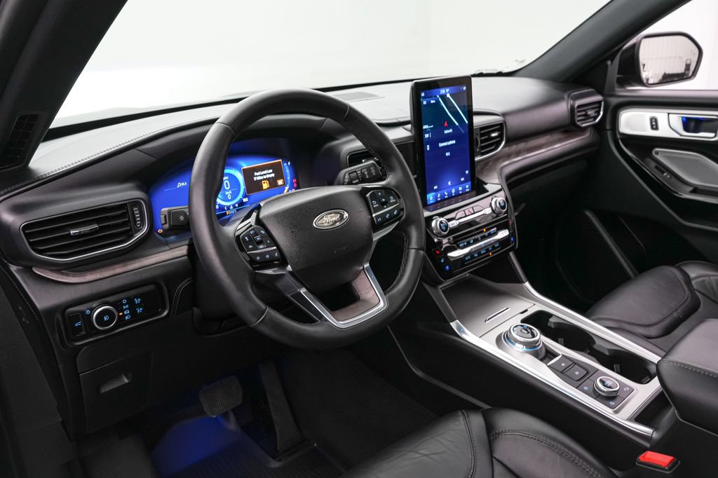 Certified 2024 Ford Explorer Platinum w/ Technology Package AWD/4WD image 12