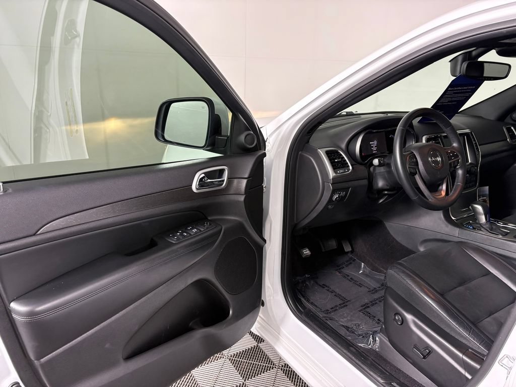 Used 2018 Jeep Grand Cherokee Altitude AWD/4WD image 12
