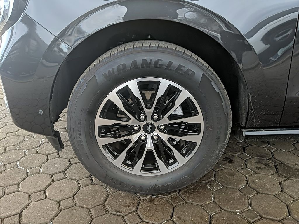 Certified 2025 Ford Expedition Max Platinum image 11