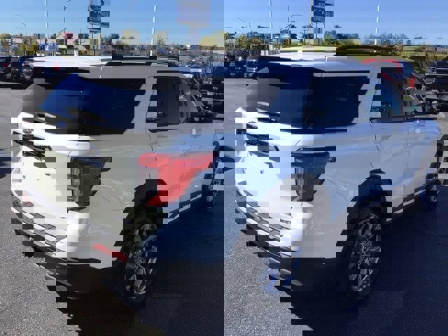 Certified 2022 Ford Explorer XLT w/ Equipment Group 202A image 5
