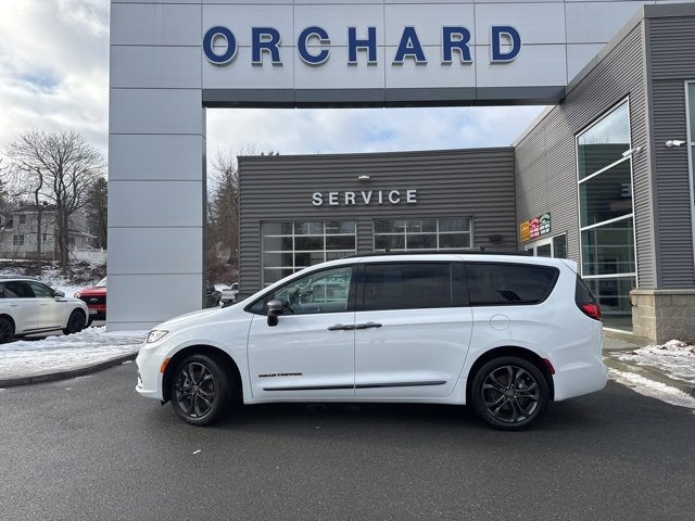 Used 2023 Chrysler Pacifica Touring-L w/ Road Tripper Package image 2