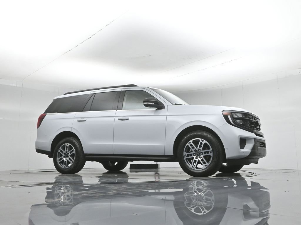 Certified 2025 Ford Expedition Active AWD/4WD image 4