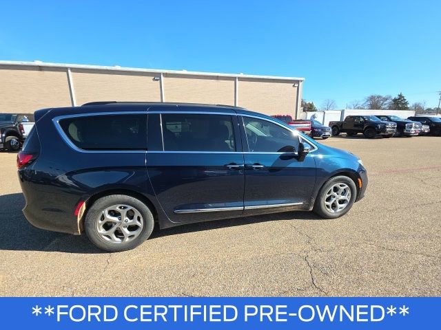 Used 2023 Chrysler Pacifica Limited w/ Uconnect Theater Family Group image 8