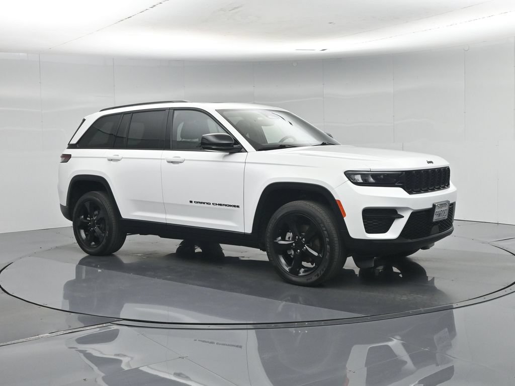 Used 2023 Jeep Grand Cherokee Altitude AWD/4WD image 28