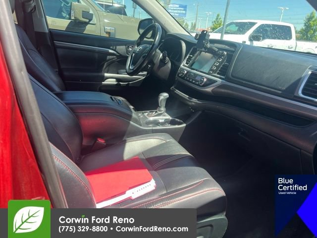 Used 2019 Toyota Highlander SE w/ Nightshade Edition FWD image 13