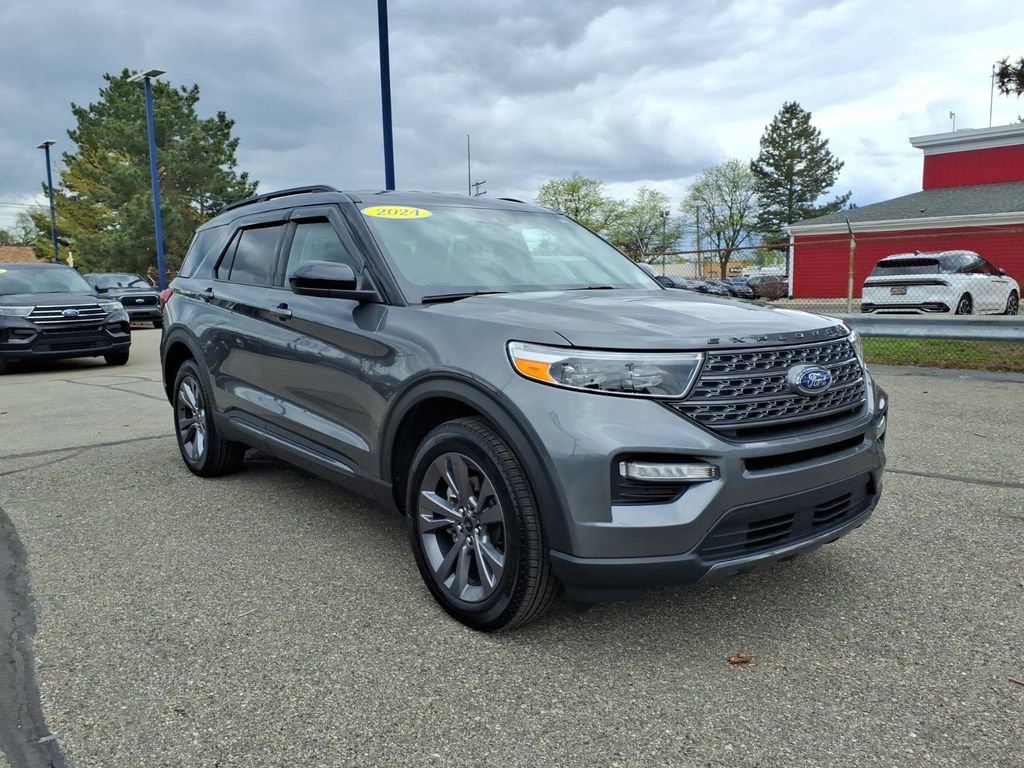 Certified 2024 Ford Explorer XLT w/ Equipment Group 202A AWD/4WD image 4