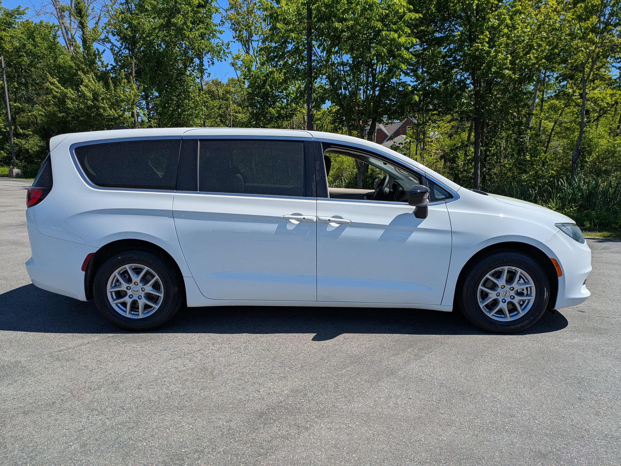 Used 2024 Chrysler Voyager LX FWD image 2