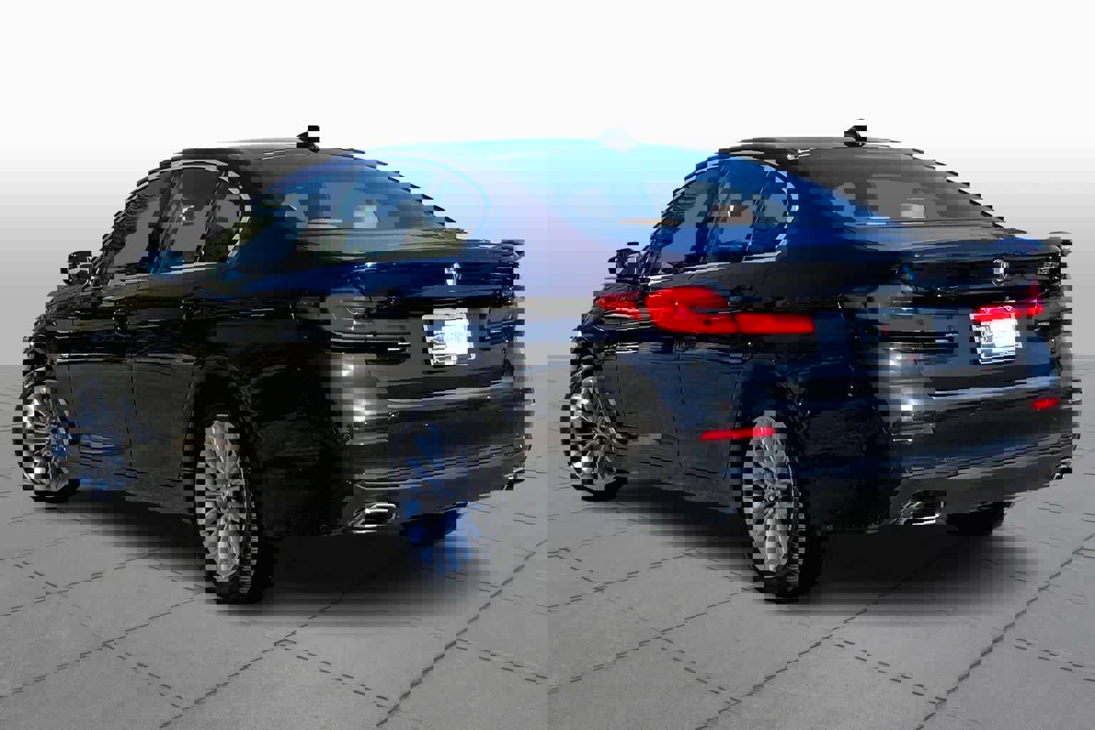 Used 2022 BMW 530i w/ Executive Package image 2