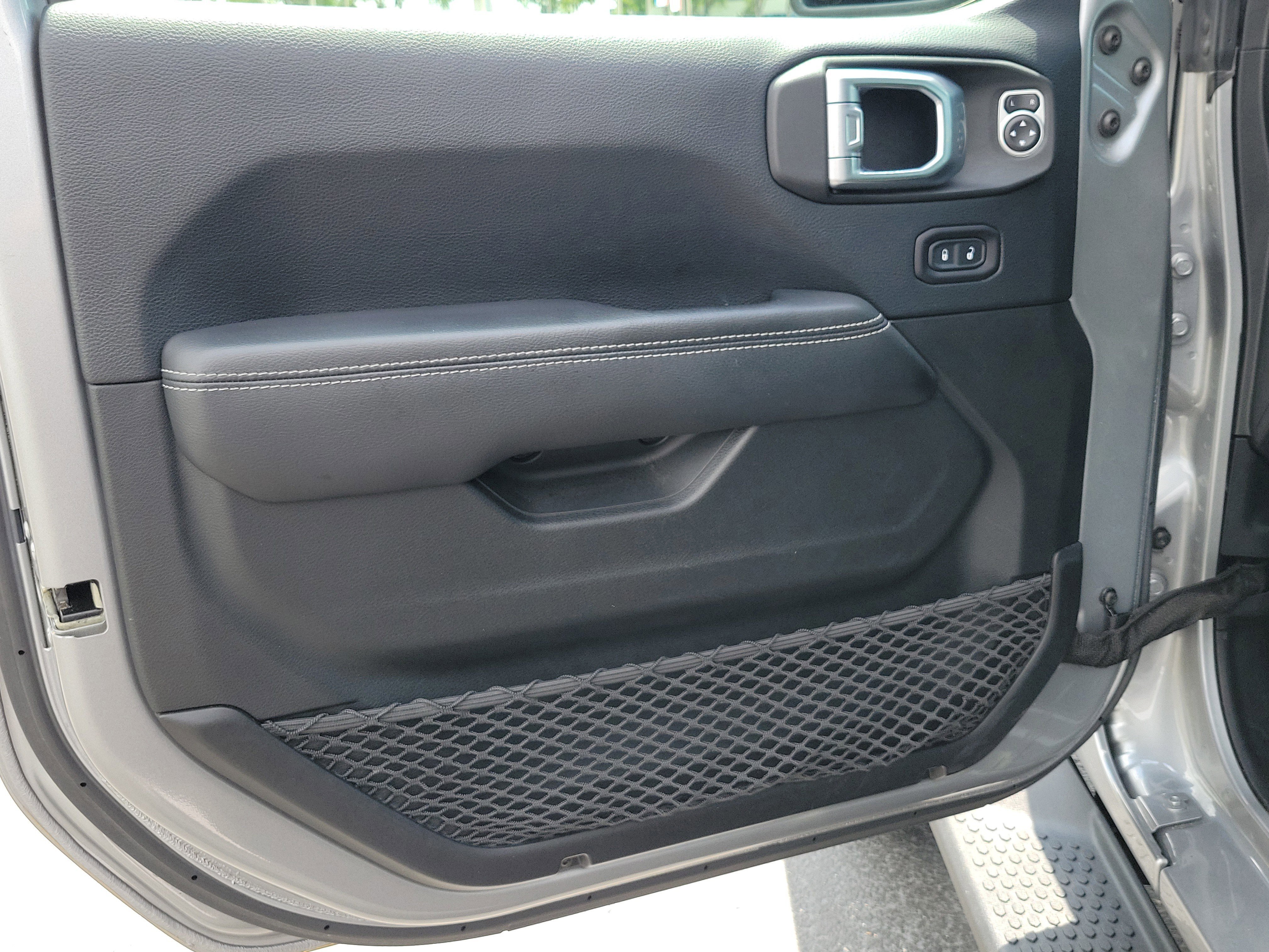 Used 2018 Jeep Wrangler Unlimited Sahara image 17