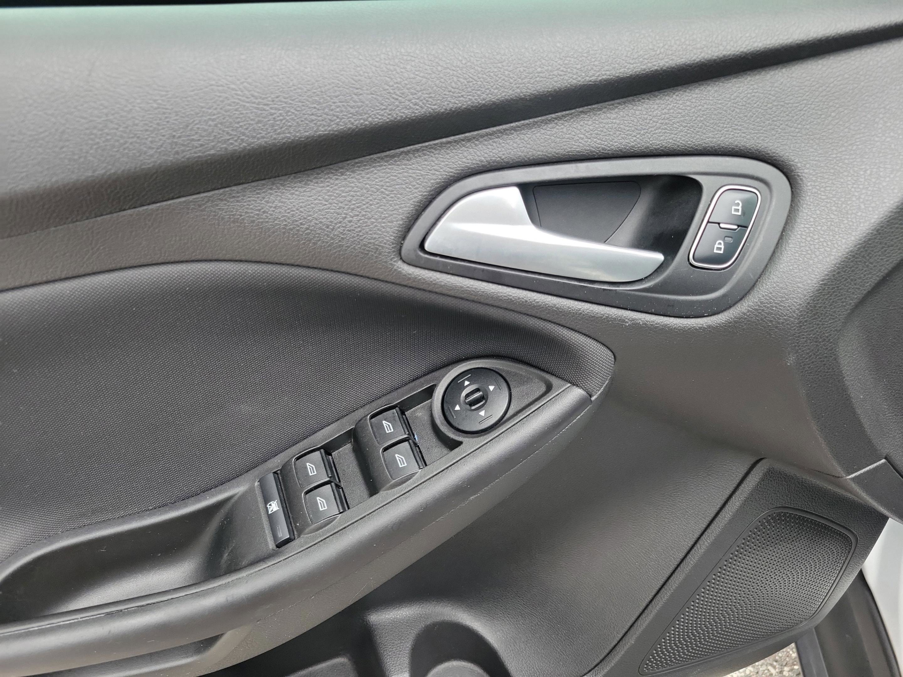 Certified 2017 Ford Focus SE FWD image 15