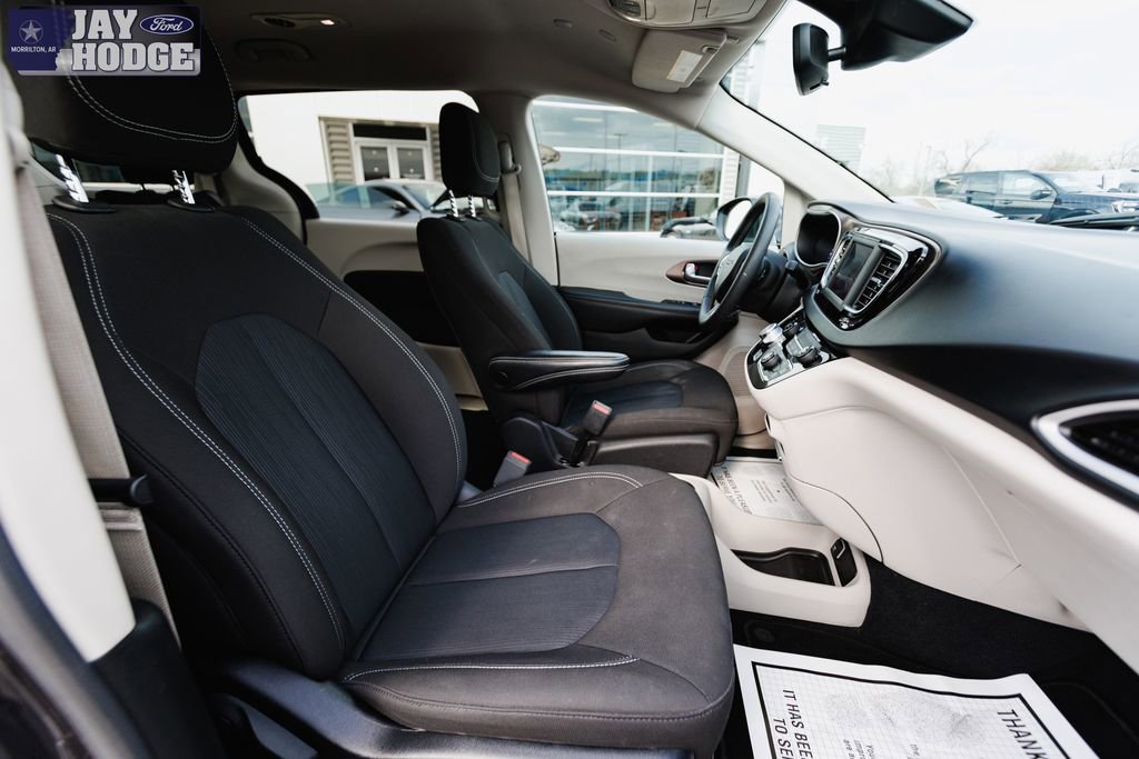 Used 2023 Chrysler Voyager LX image 16