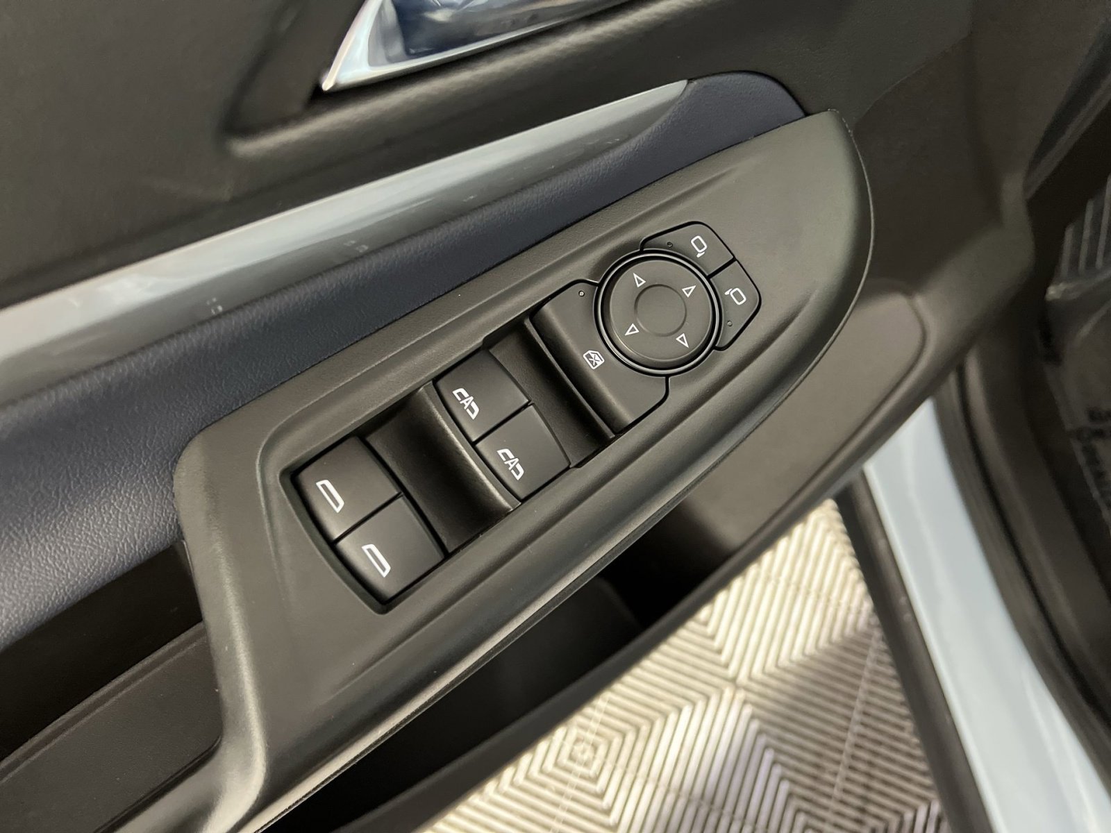 Used 2023 Chevrolet Bolt EUV LT w/ Convenience Package image 15