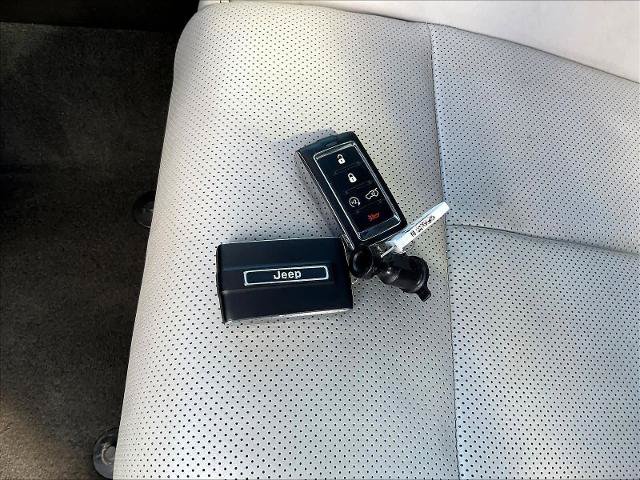 Used 2023 Jeep Grand Cherokee Overland w/ Luxury Tech Group IV AWD/4WD image 37