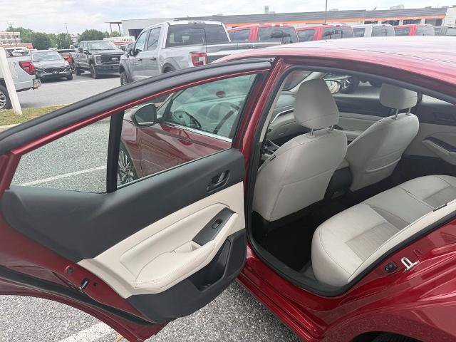 Used 2025 Nissan Altima 2.5 SV FWD image 10