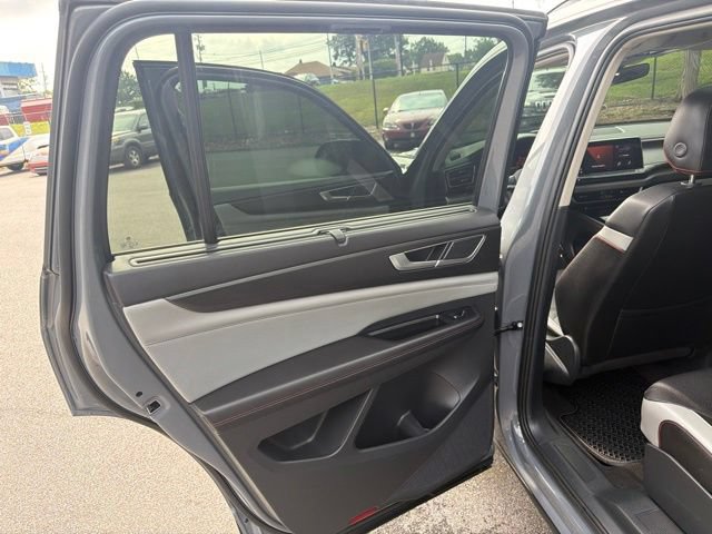 Used 2024 Volkswagen Atlas Peak Edition SE AWD/4WD image 17