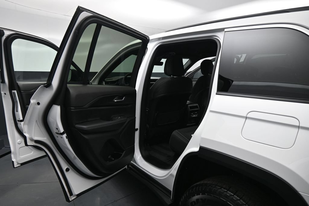 Used 2025 Jeep Grand Cherokee Laredo w/ Luxury Tech Group I AWD/4WD image 15