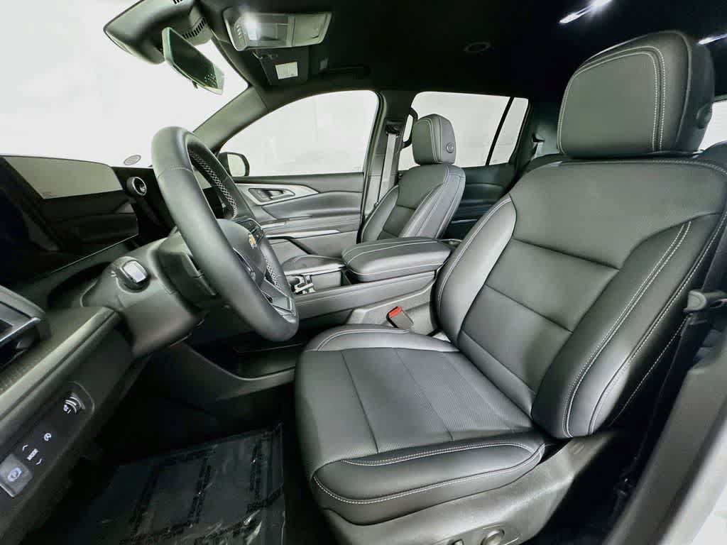 Used 2025 Chevrolet Traverse LT w/ Driver Confidence Package FWD image 12
