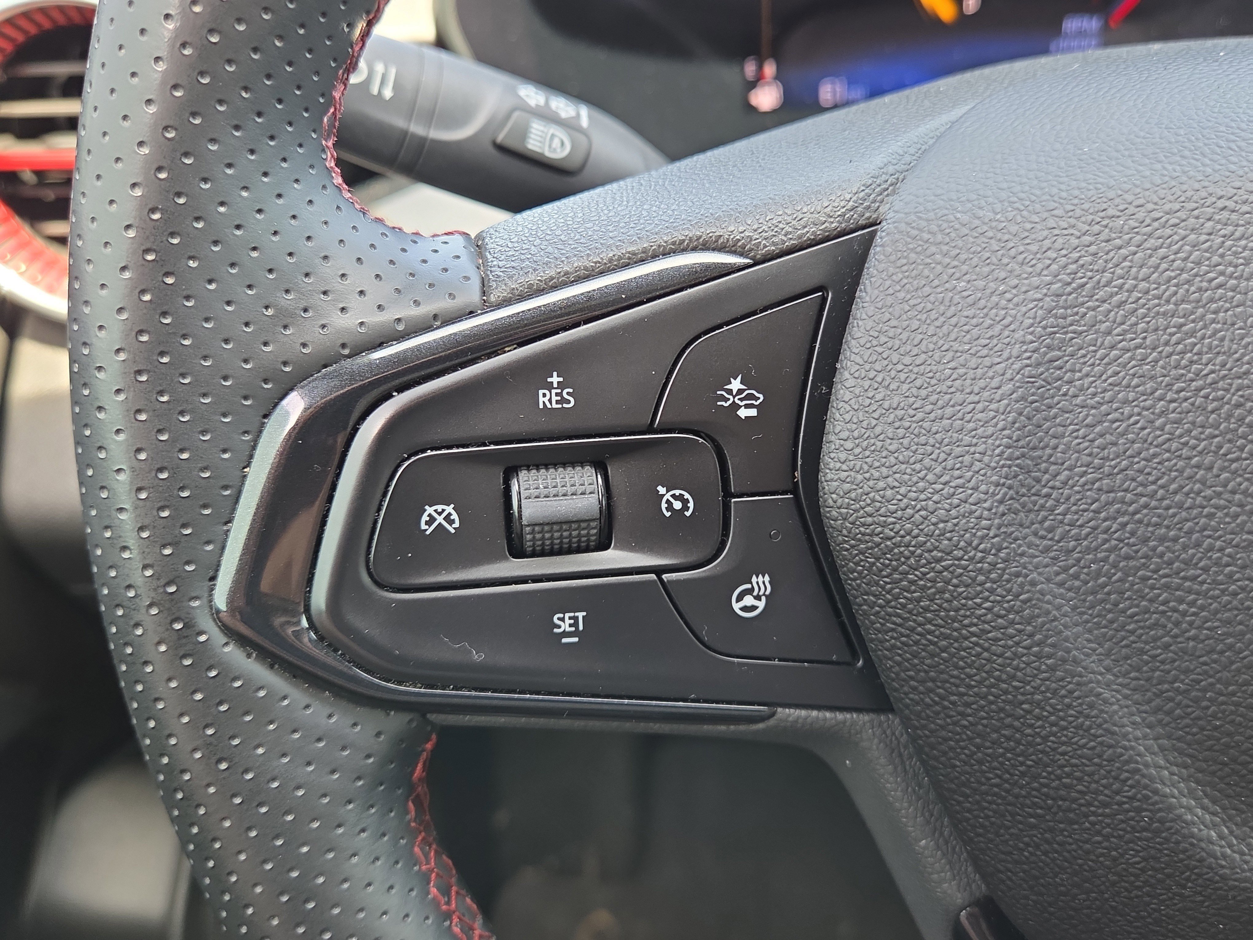 Used 2024 Chevrolet Trax RS w/ Sunroof Package FWD image 19