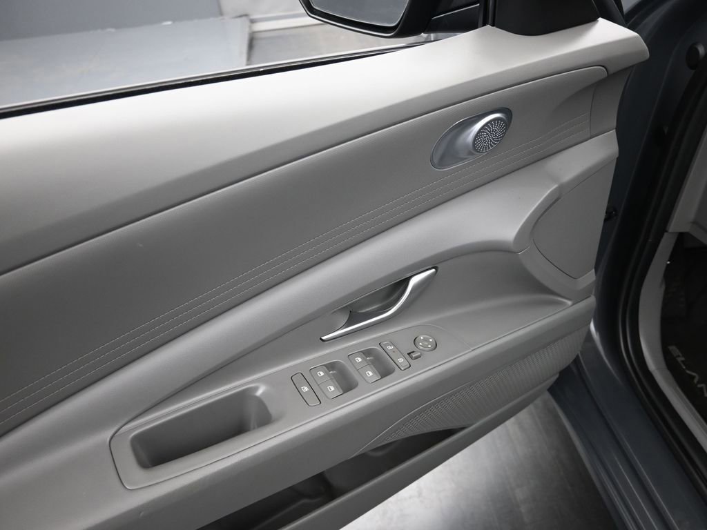 Used 2024 Hyundai Elantra SEL image 18