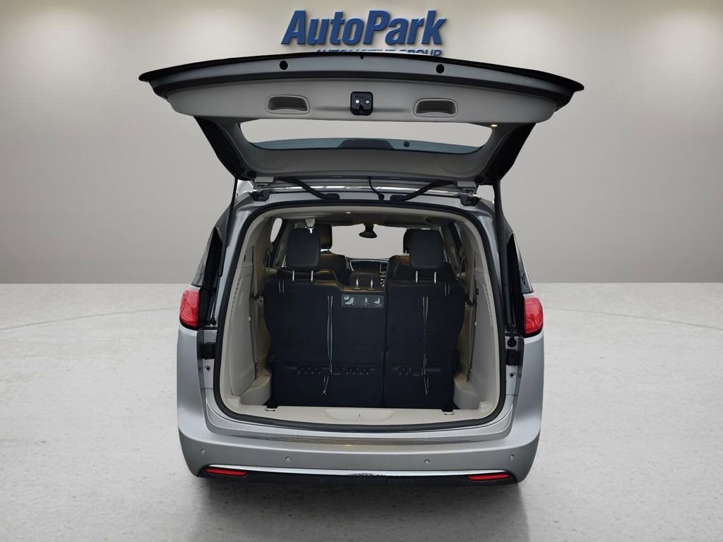 Used 2017 Chrysler Pacifica Touring-L image 9