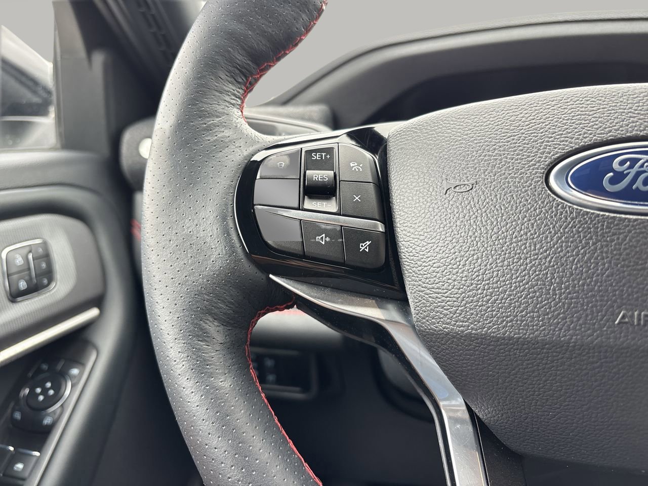 Certified 2025 Ford Explorer ST-Line w/ Premium Package image 32