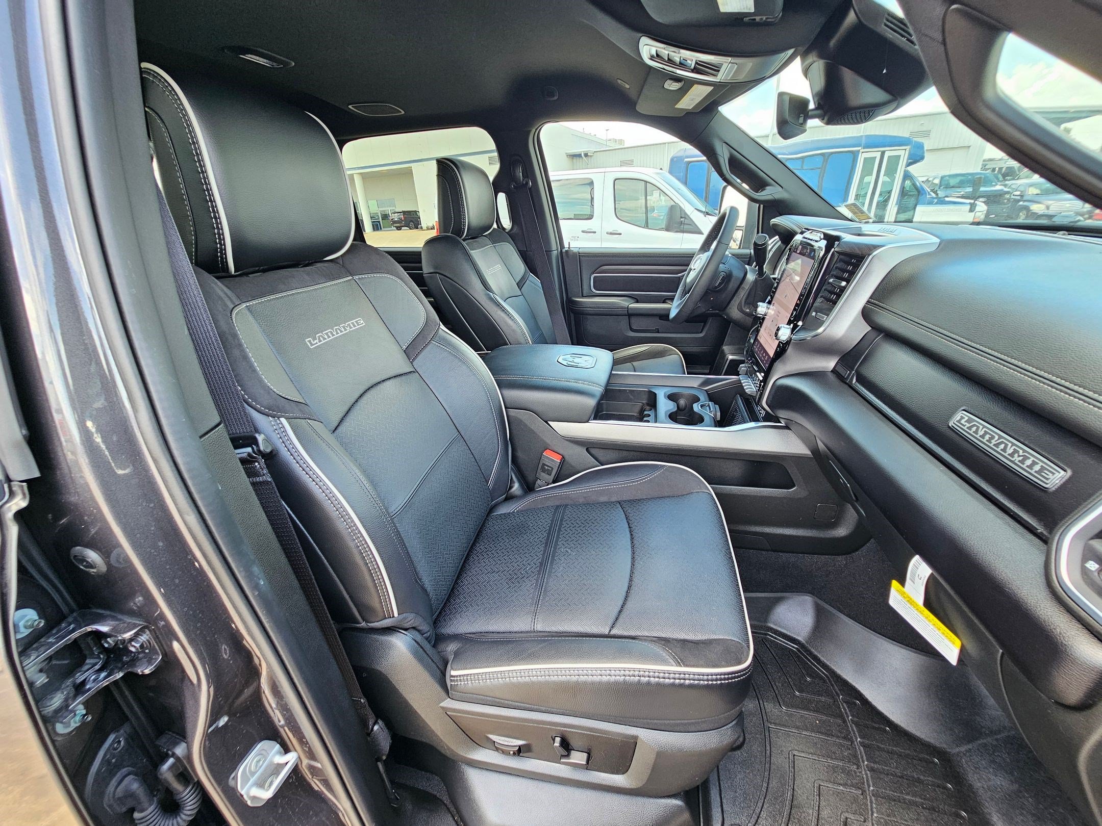 Used 2025 RAM 2500 Laramie AWD/4WD image 33