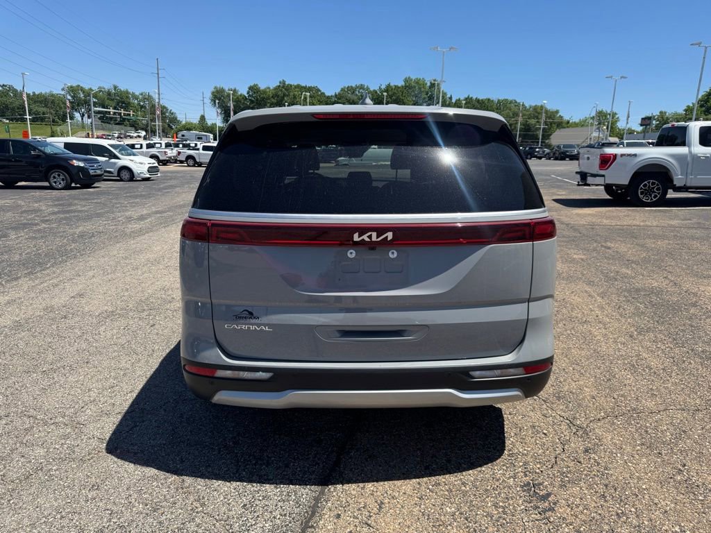 Used 2024 Kia Carnival EX FWD image 6