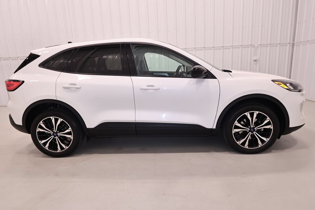 Certified 2022 Ford Escape SE w/ SE Sport Appearance Package AWD/4WD image 2
