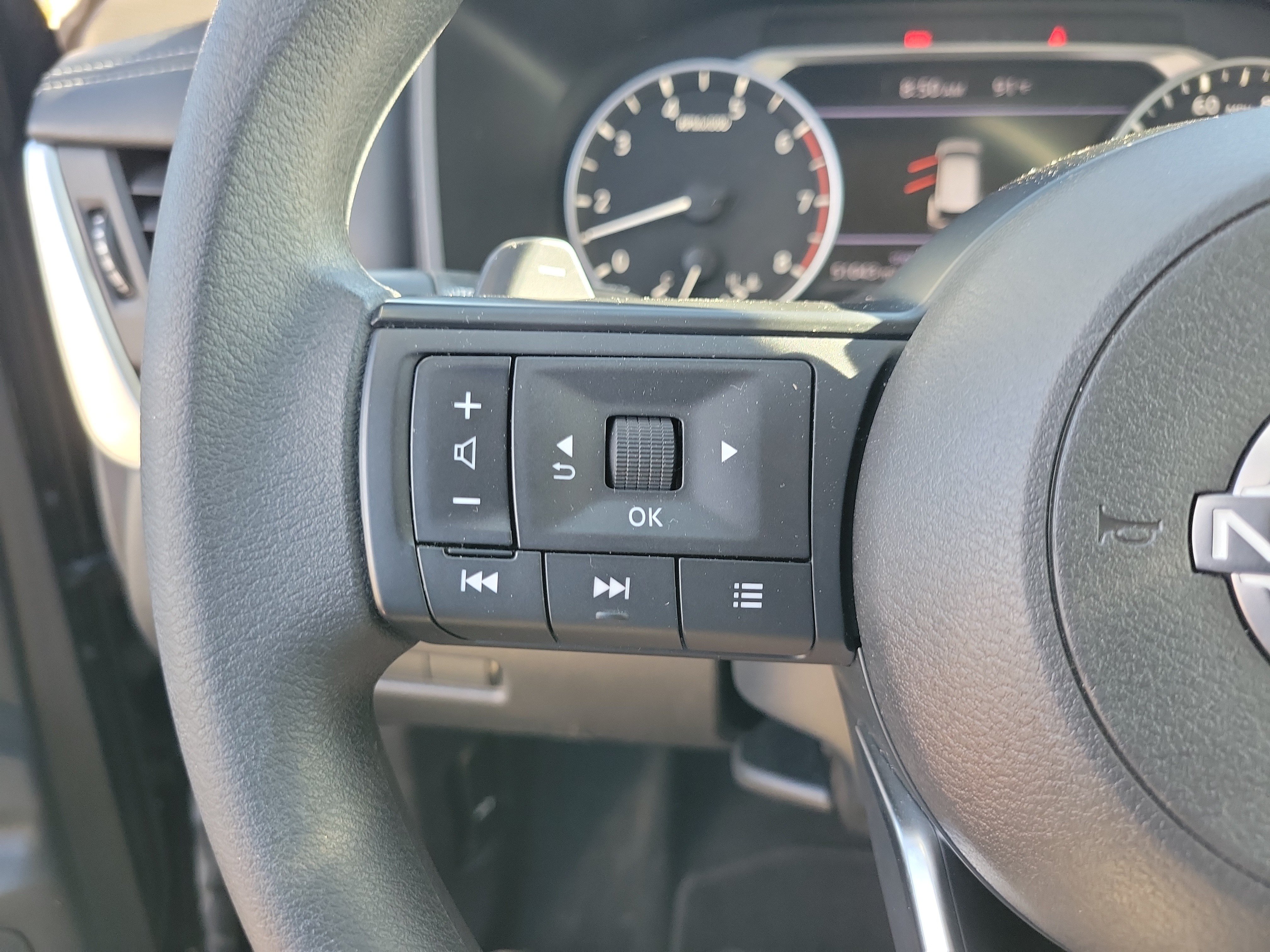 Used 2023 Nissan Rogue S FWD image 5
