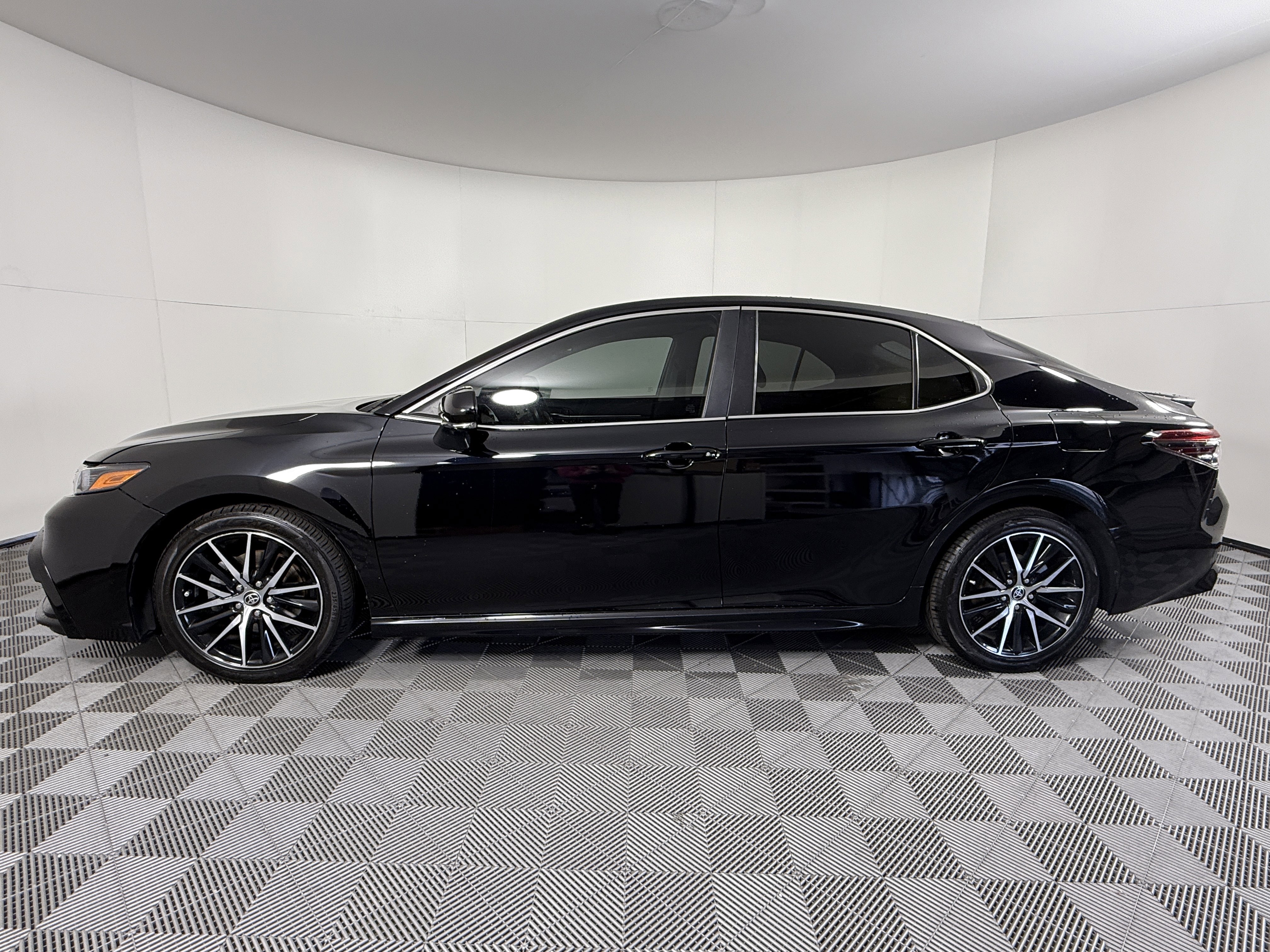 Used 2021 Toyota Camry SE w/ Convenience Package image 5