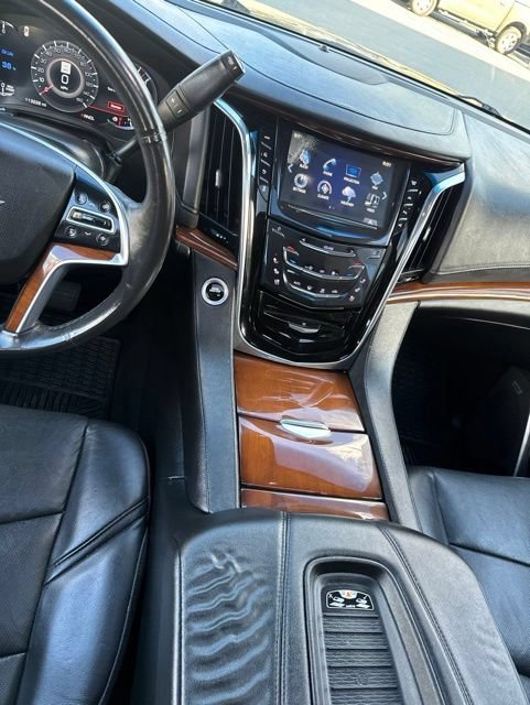 Used 2018 Cadillac Escalade Luxury AWD/4WD image 33