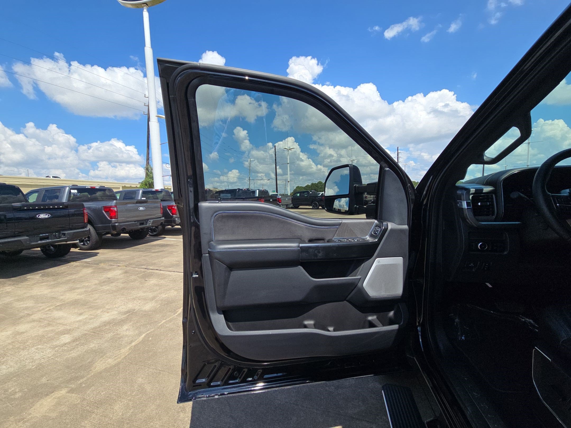 Certified 2025 Ford F250 Platinum w/ FX4 Off-Road Package AWD/4WD image 13