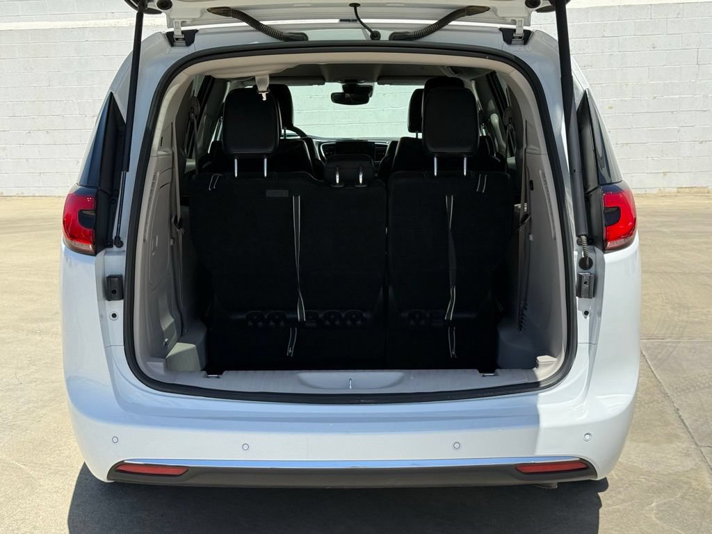 Used 2023 Chrysler Pacifica Touring-L FWD image 17