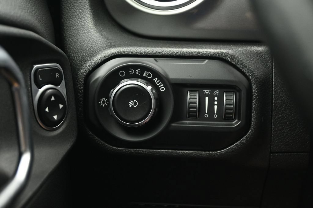 Used 2020 Jeep Wrangler Unlimited Sahara w/ Dual Top Group AWD/4WD image 25