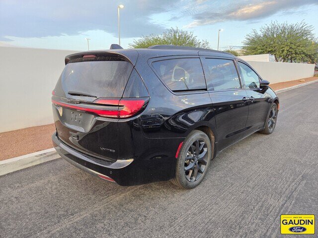 Used 2025 Chrysler Pacifica Limited FWD image 4