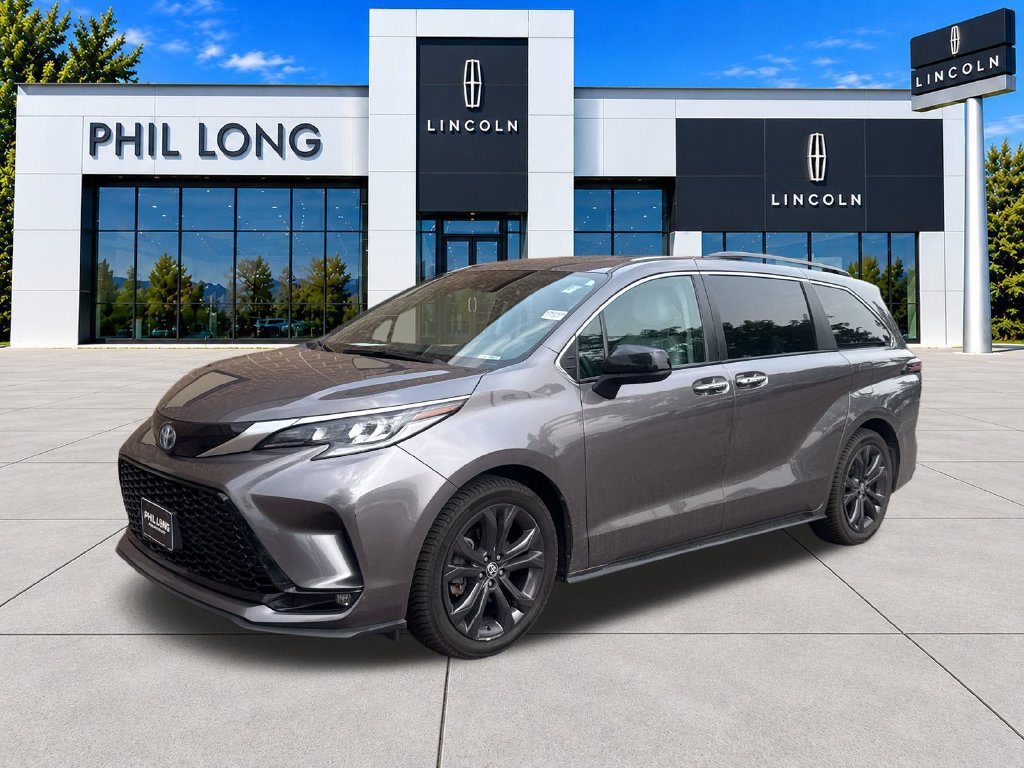 Used 2022 Toyota Sienna XSE w/ XSE Plus Package FWD image 4