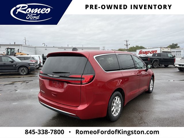 Used 2024 Chrysler Pacifica Touring-L FWD image 5