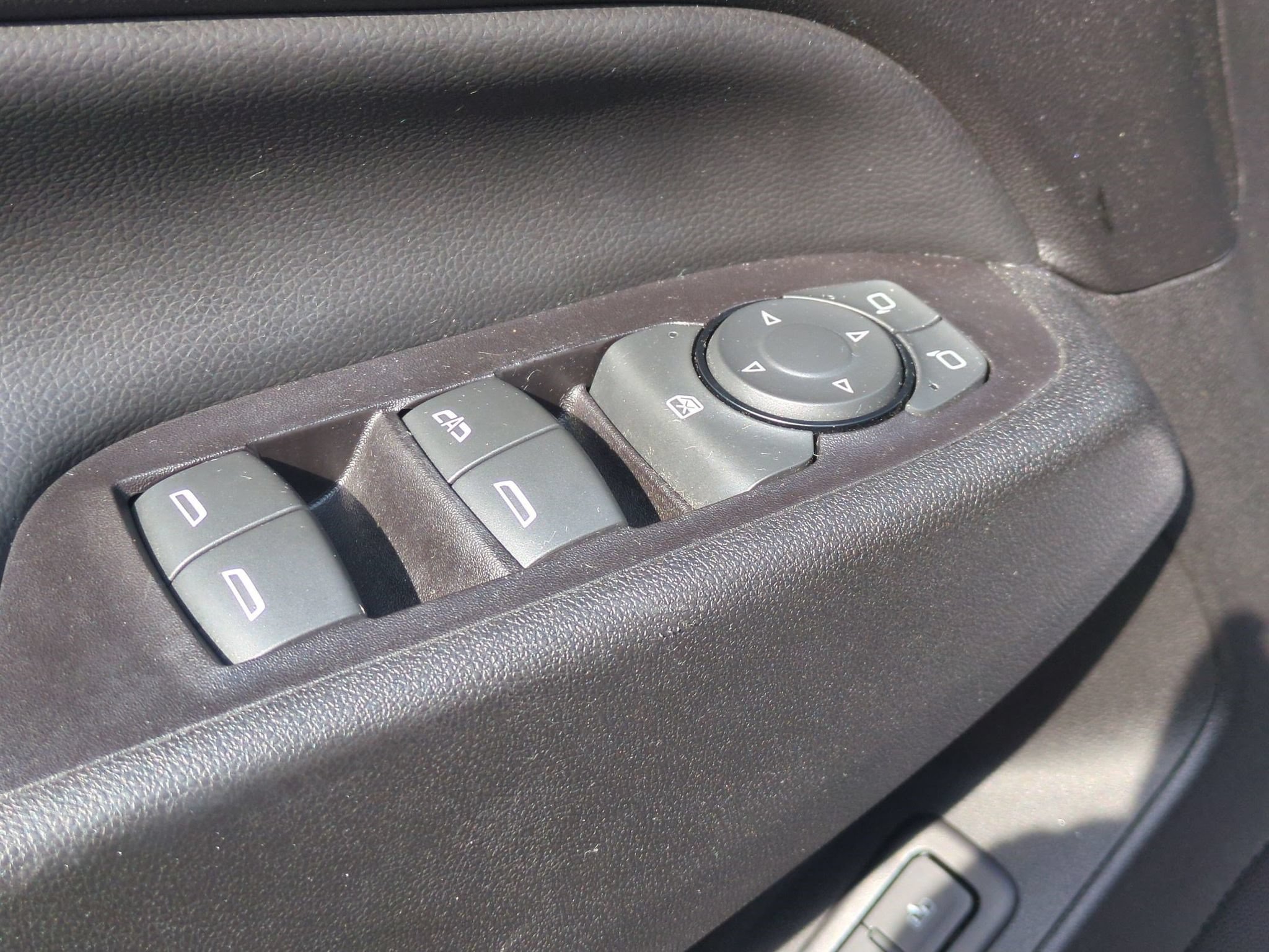 Used 2018 Chevrolet Equinox Premier FWD image 13