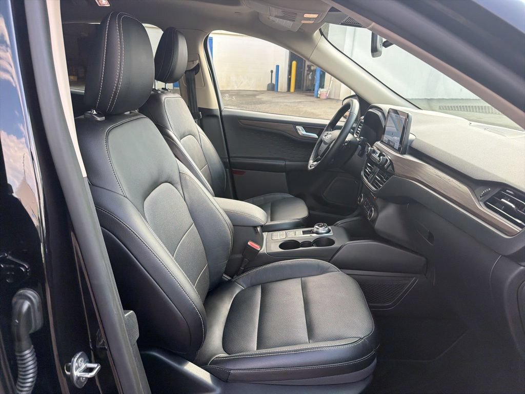 Certified 2020 Ford Escape Titanium w/ Titanium Premium Package 2.0 AWD/4WD image 39