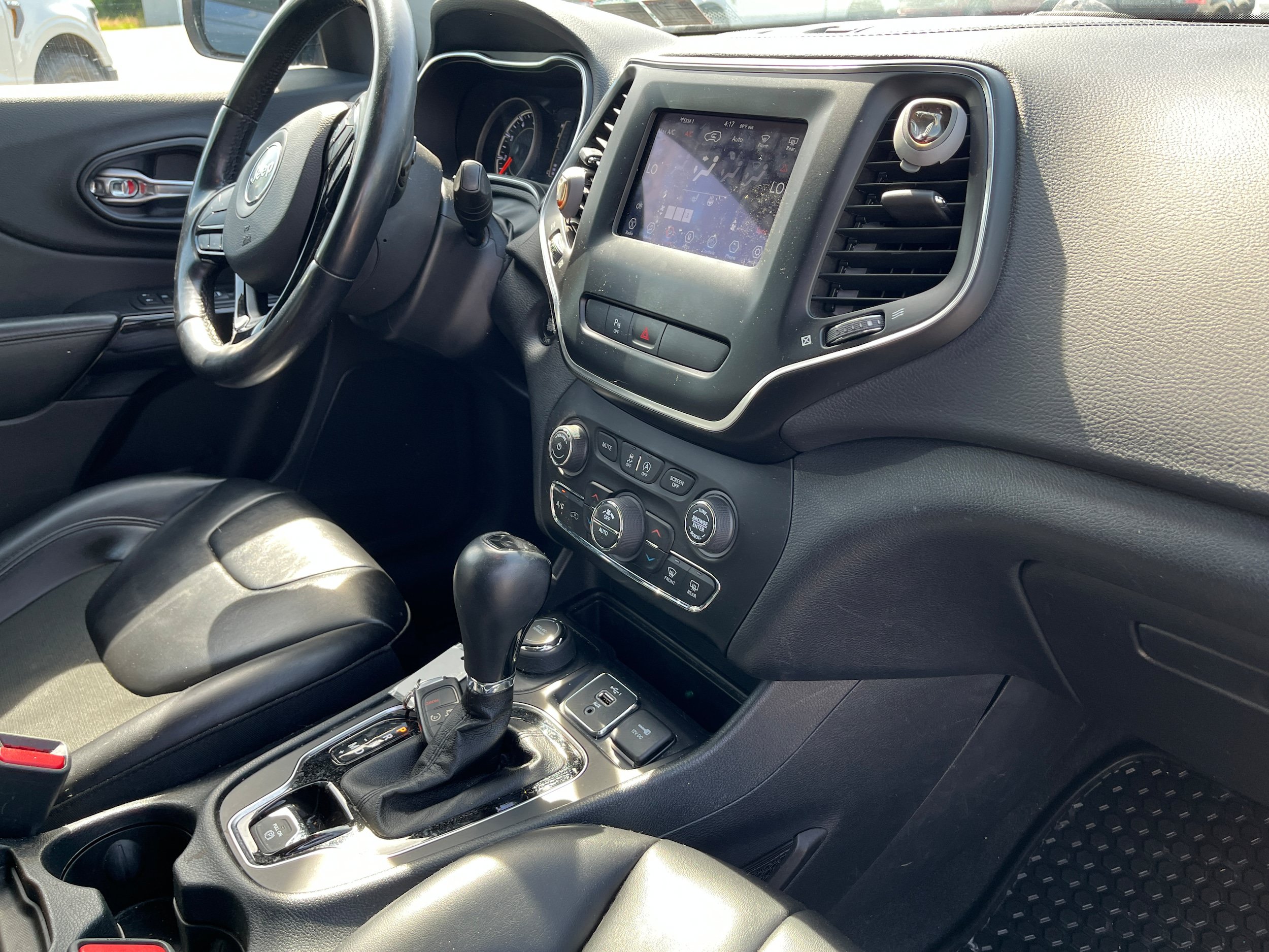 Used 2020 Jeep Cherokee Latitude Plus AWD/4WD image 14