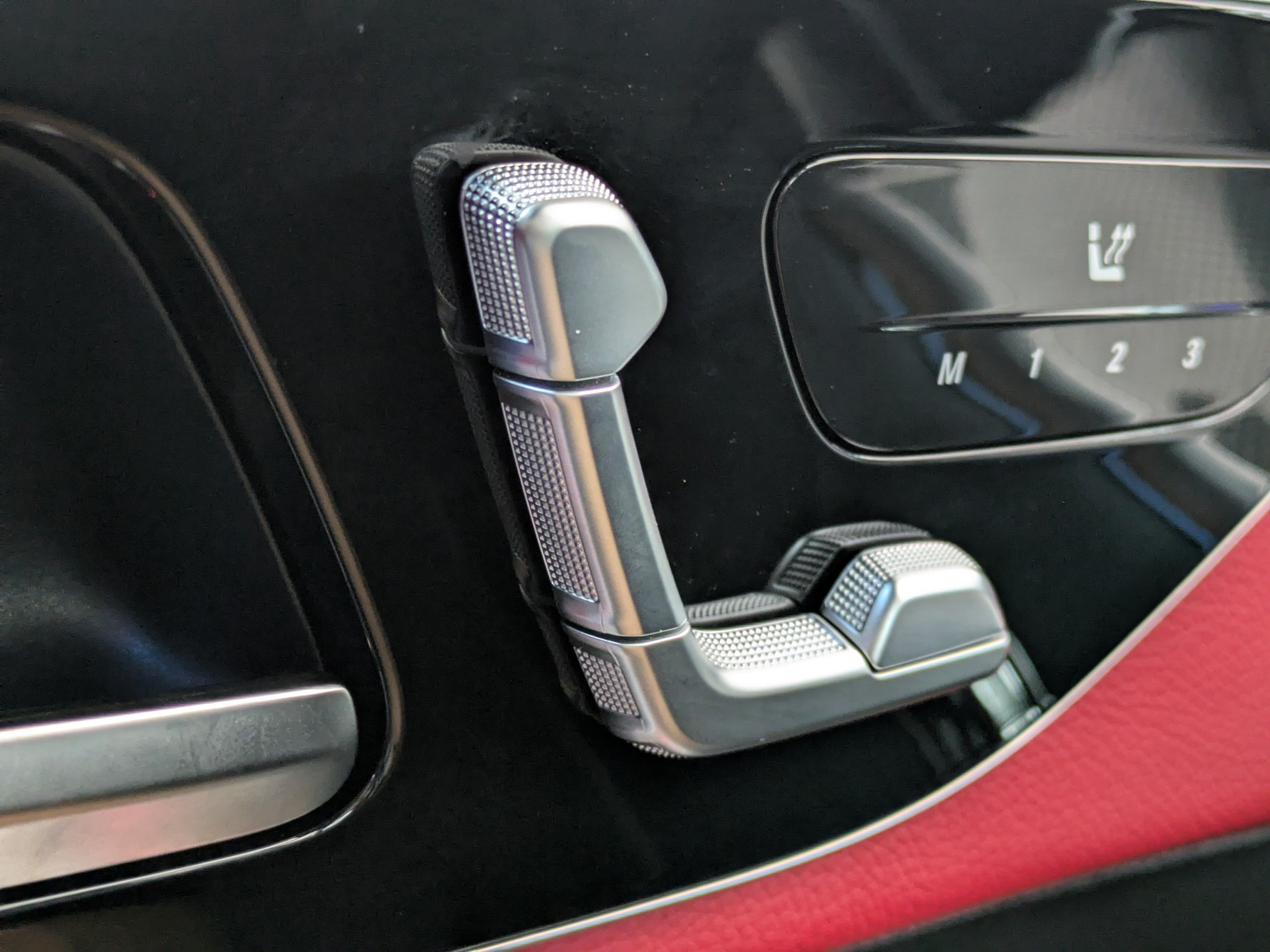 Used 2025 Mercedes-Benz GLC 300 4MATIC image 25