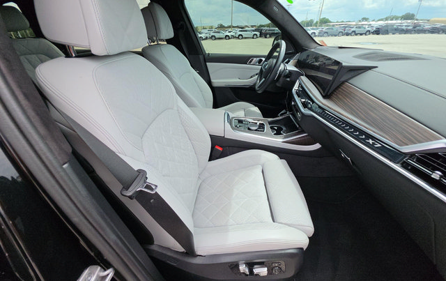 Used 2024 BMW X7 xDrive40i w/ M Sport Package AWD/4WD image 6