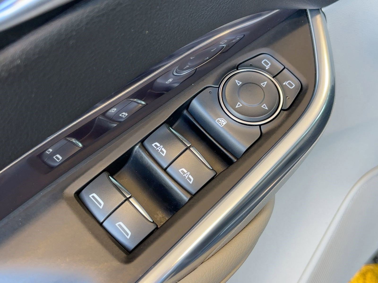 Used 2021 Cadillac XT4 Luxury w/ Cold Weather Package image 12