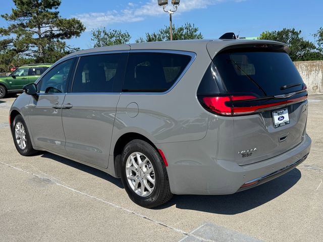 Used 2025 Chrysler Pacifica Select FWD image 10