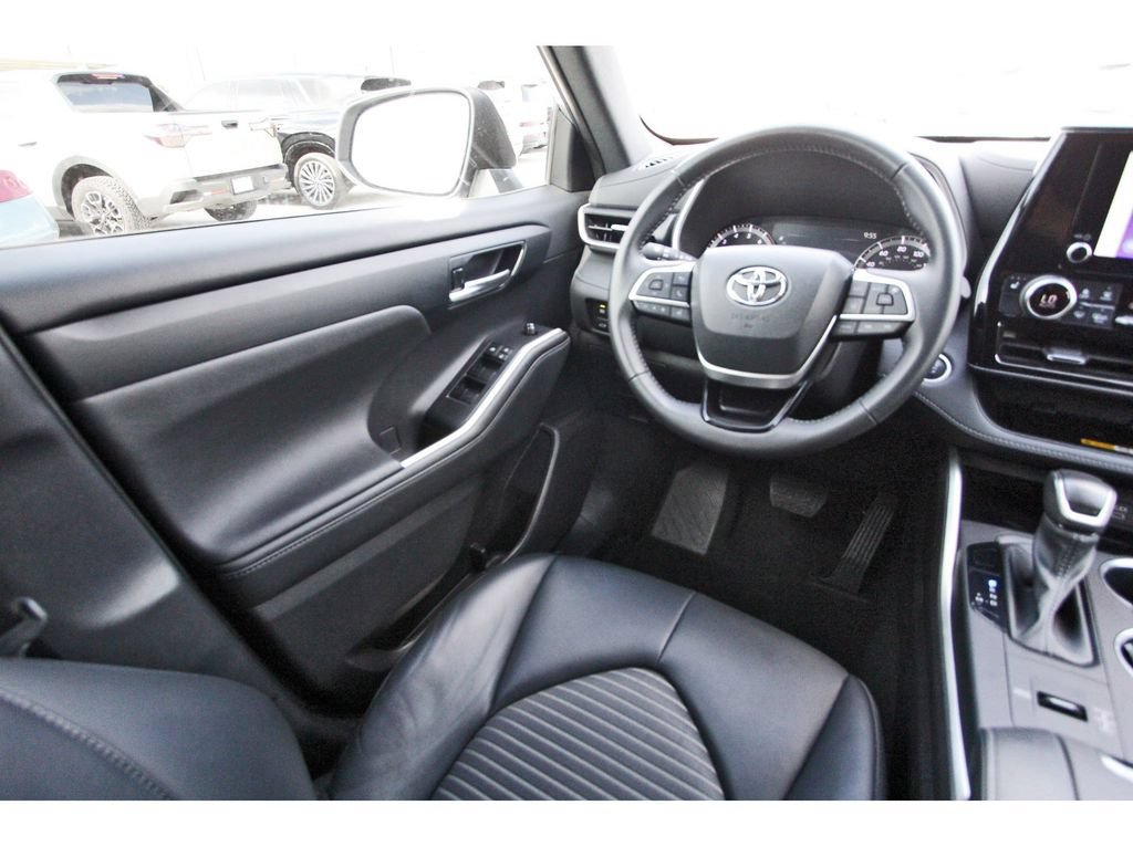 Used 2024 Toyota Highlander XSE FWD image 12