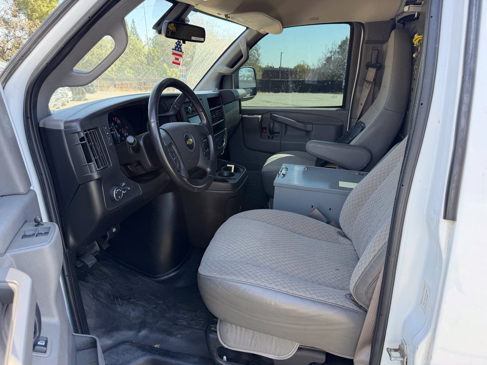 Used 2020 Chevrolet Express 3500 w/ Driver Convenience Package RWD image 10