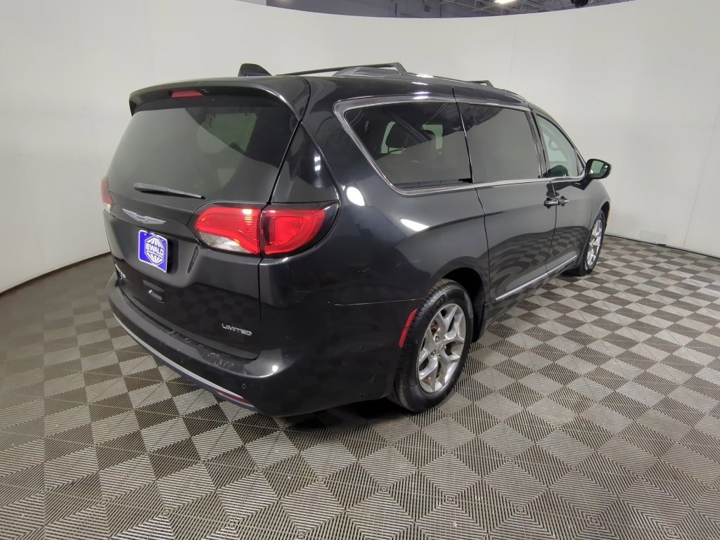 Used 2017 Chrysler Pacifica Limited image 4