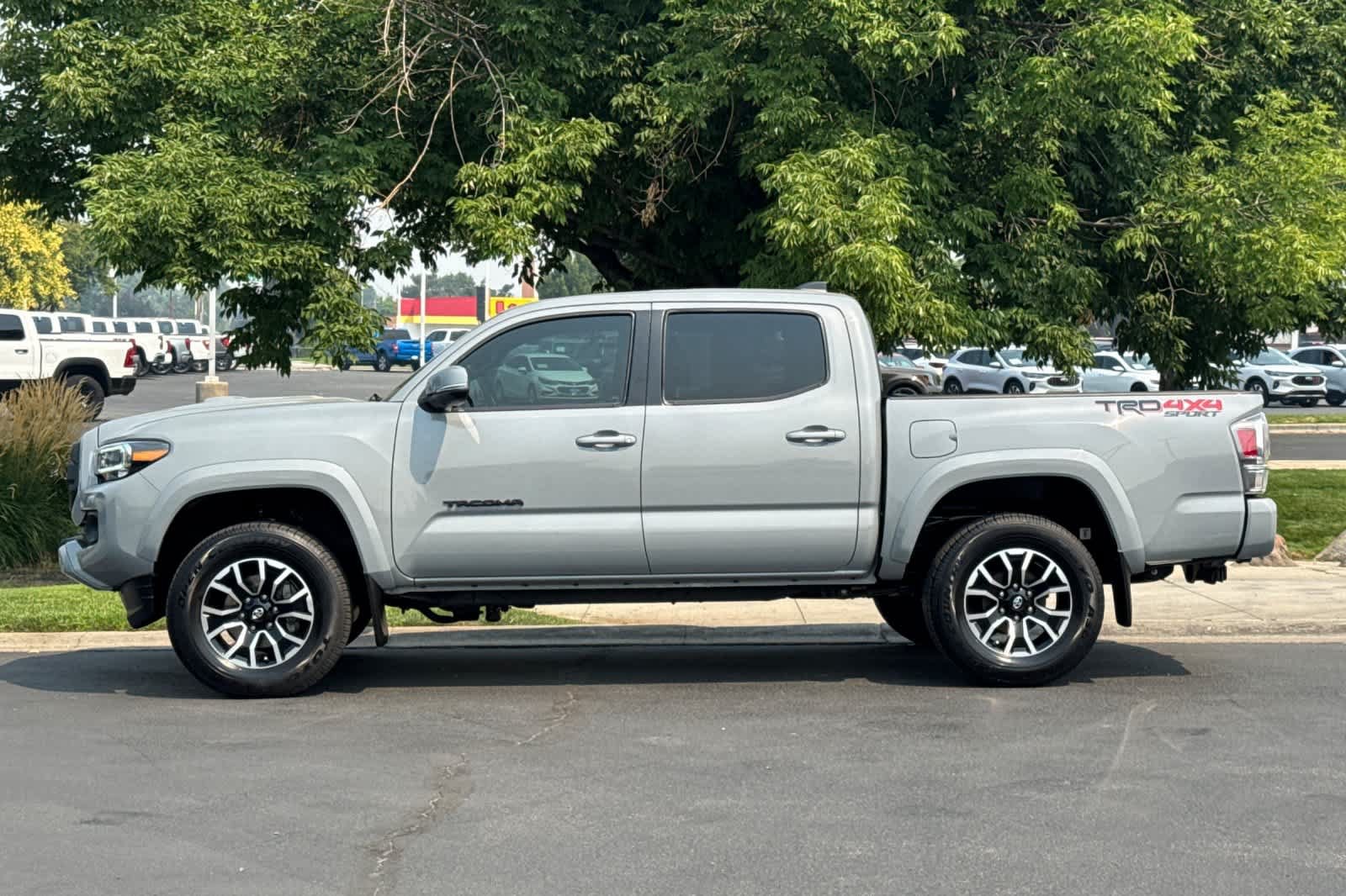Used 2020 Toyota Tacoma TRD Sport w/ TRD Premium Sport Package AWD/4WD image 5