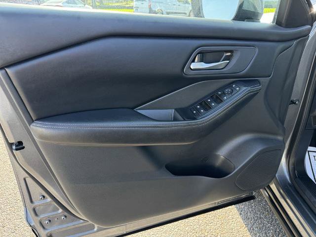 Used 2025 Nissan Rogue SV FWD image 13