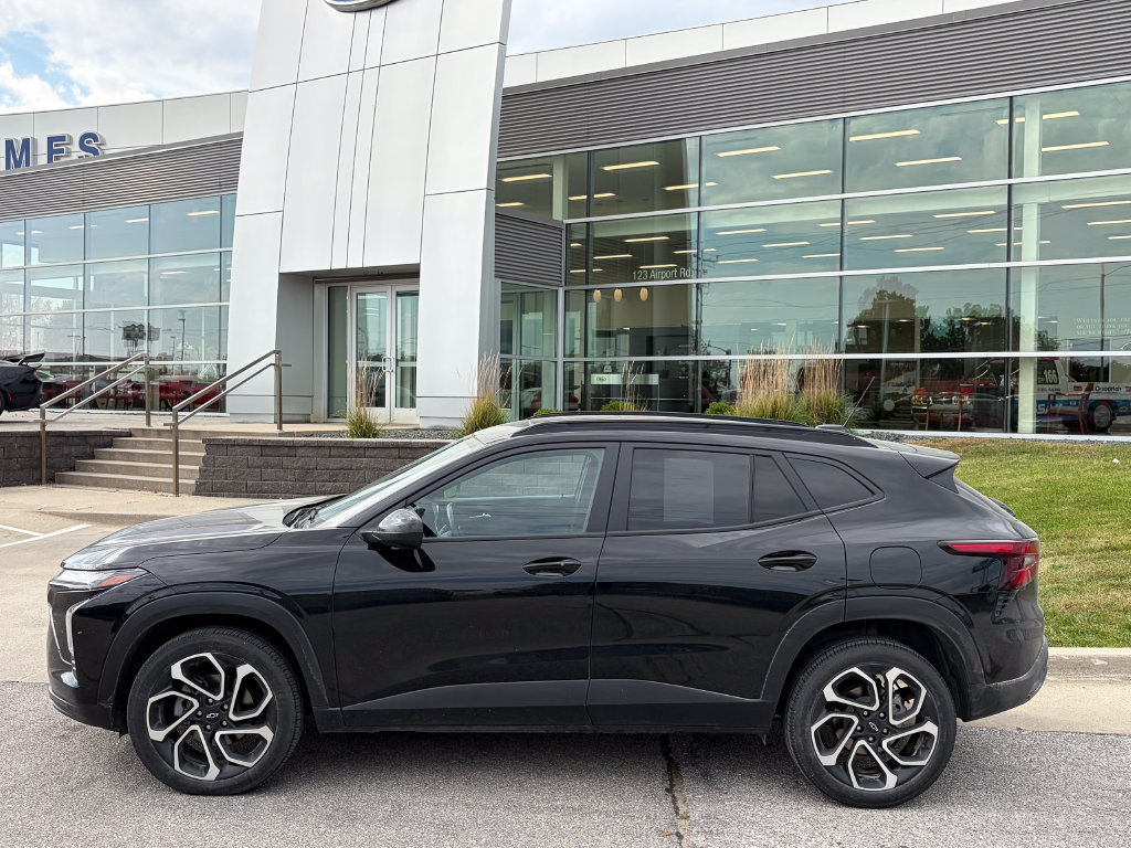 Used 2024 Chevrolet Trax RS w/ Sunroof Package FWD image 3